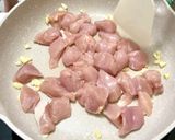A picture of step 3 of Stir-Fried Chicken Breast with Tri-Color Peppers 🫑.