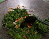 Foto langkah ke 6 dari resep Oseng Daun Pepaya dan Teri.