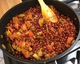 Une image de l'étape 10 de Haricots azuki aux tomates roses, coriandre et punjabi pachranga.