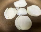 煎爆乳酪絲，圓切洋蔥蛋餅的食譜步驟1照片