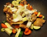 Foto del paso 5 de la receta: Pollo con verduras en salsa de soya🌺