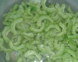Foto langkah ke 2 dari resep Tumis pare pedas manis.