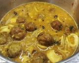 Foto del paso 4 de la receta: Albóndigas estofadas con calamarcitos y setas variadas