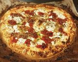 Foto del paso 11 de la receta: Pizza de mermelada de pimiento rojo asado y 6 quesos