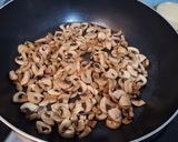 Foto langkah ke 2 dari resep Spaghetti with Mushroom Sauce.