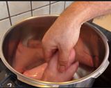 Foto del paso 1 de la receta: Manitas de cerdo en salsa con garbanzos