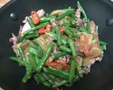 Foto langkah ke 5 dari resep Tumis kacang panjang cumi asin.