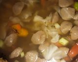 Foto langkah ke 4 dari resep Sayur Sop Bakso Sederhana.