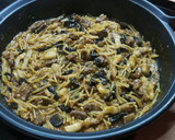 Foto del paso 4 de la receta: Fideos con secreto ibérico, panceta, setas y trufa negra