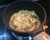 Foto langkah ke 2 dari resep Creamy Mushroom Sauce.