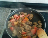 Foto del paso 4 de la receta: Champiñones salteados con guindilla y tomate