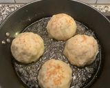A picture of step 9 of Pan fried pork bun.