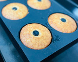 Foto del paso 5 de la receta: Roscas de magdalenas 🥯 🧁 🍋 👩‍❤️‍👩