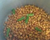 प्याज साग और काले चने की घुघनी (Hare Pyaz and Kala Chana Ghughni) रेसिपी चरण 1 फोटो