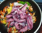 Foto langkah ke 4 dari resep Tumis Cumi Pedas.