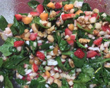 Foto del paso 3 de la receta: Brotes tiernos con fresas, caquis y frutos secos 🌱🍓🥜🍏