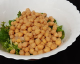 Foto del paso 2 de la receta: Ensalada de garbanzos aromatizada con albahaca