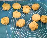 Foto langkah ke 5 dari resep Cheezy Sausage Boat.