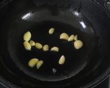 Hình bước làm 2 của món Nạc nọng nướng chảo