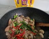 Foto langkah ke 3 dari resep Tumis Jamur Sosis Kecap.