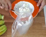 Foto del passaggio 7 della ricetta Fiori di zucca ripieni alla feta, melanzane e menta
