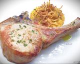 Foto del passaggio 6 della ricetta Braciola di maiale con manico, patate pasticciate e cipolla fritta