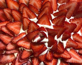 Foto del paso 7 de la receta: Tarta de Frutillas dulce de leche y crema