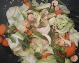 Foto langkah ke 3 dari resep Cap cay goreng udang.