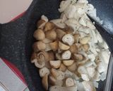 รูปขั้นตอนการทำที่ 4 ของ เห็ดฟางผัดอกไก่