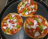 ભાખરી પીઝા (Bhakri Pizza Recipe In Gujarati) રેસીપી સ્ટેપ3ફોટો