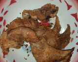 Foto langkah ke 5 dari resep Kepala dan sayap ayam goreng.