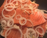 Foto del paso 2 de la receta: Salmón con cebolla y Ensalada Rusa