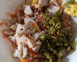 Foto del paso 3 de la receta Huevos rellenos de atún, surimi y aceitunas aliñadas
