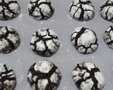 Foto langkah ke 4 dari resep Chocolate Crinkle Cookies.