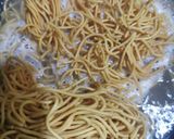 Gambar langkah 1 resipi Yee mee goreng.