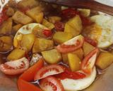 Foto langkah ke 5 dari resep Telur Ceplok Kuah Kecap Bombay.