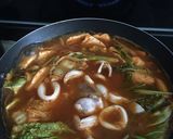 Foto langkah ke 3 dari resep Soup cumi kimchi.