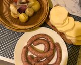 Une image de l'étape 1 de Igname frit accompagné de saucisse.