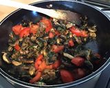 Une image de l'étape 4 de Couronne d omelette aux champignons et tomates à l ail et persil.