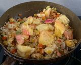 Foto langkah ke 4 dari resep Nasi goreng nanas.