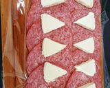 Une image de l'étape 1 de Bouchées de salami au fromage frais.