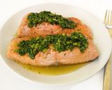 Foto del paso 8 de la receta Salmón escalfado con vinagreta de hierbas