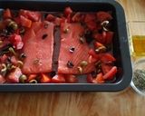 Foto del passaggio 3 della ricetta Salmone al forno con pomodori, olive e capperi