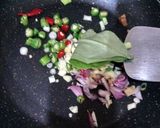 Foto langkah ke 3 dari resep Telur kecap manis pedas.