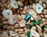 Foto langkah ke 7 dari resep Kacang Bawang Gurih Aroma Daun Jeruk.