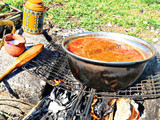 برغل على بندورة بالقاورما على الحطب