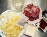～燉牛肉煨馬鈴薯～餐桌上的晚餐的食譜步驟1照片