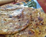 A picture of step 3 of Mooli paratha.
