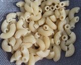 Foto langkah ke 1 dari resep Tumis Makaroni Sosis.