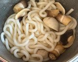 Une image de l'étape 2 de Soupe de nouilles Udon aux œufs et aux champignons de Paris.